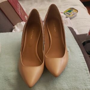 Calvin Klein Tan Heels Sz 5.5 Embossed OSTRICH DETAIL. NEW. LEATHER UPPERS.
